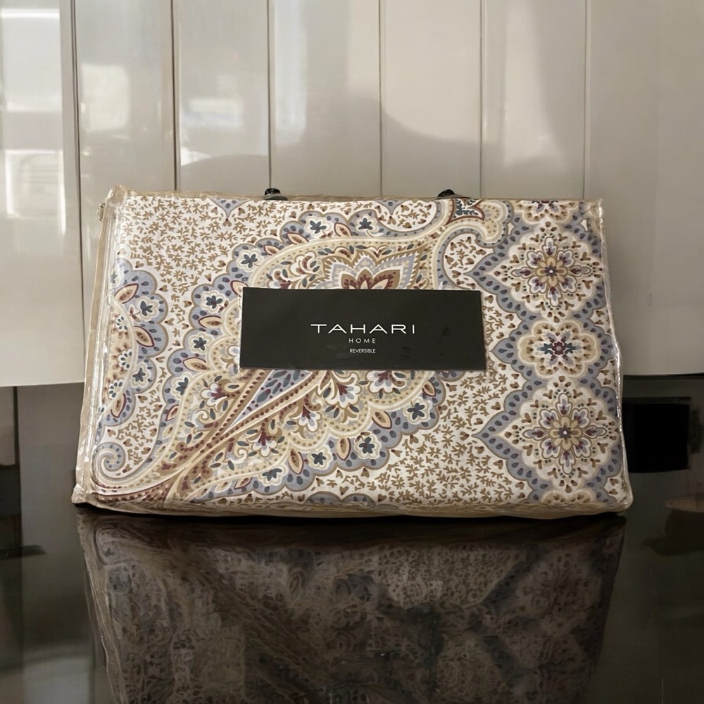 Tahari Home Reversible Full/Queen Duvet Set New